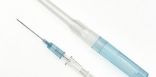 Enjeksiyon portu və qanadları olmayan və rəng kodlu qapağı olan IV kanula (MAISPEN)